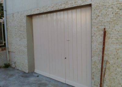 Porta di un garage rimessa a nuovo